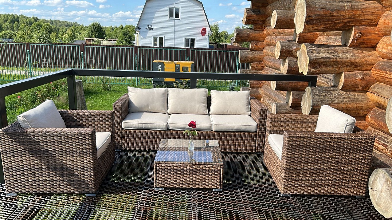 Комплект мебели KARL с обеденным столом (коричневый) на просторной террасе Чехов